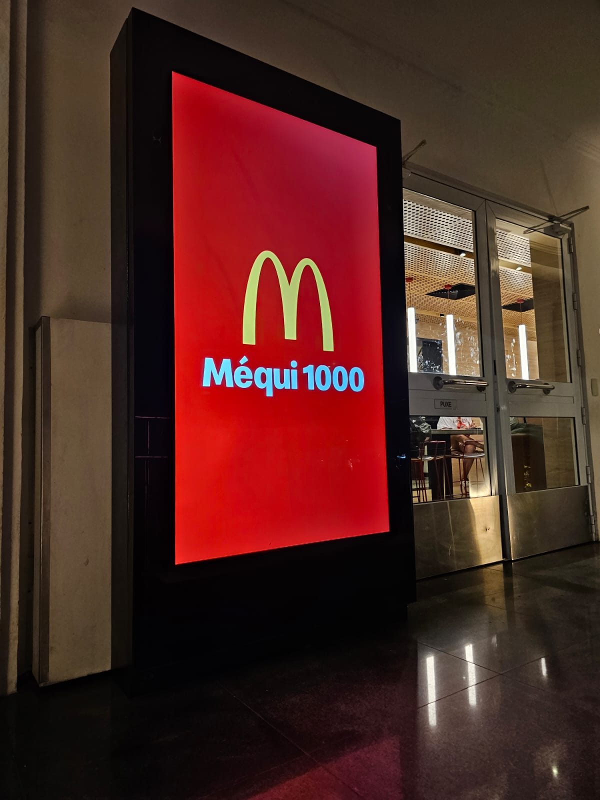 Vitrine digital McDonald's Méqui 1000