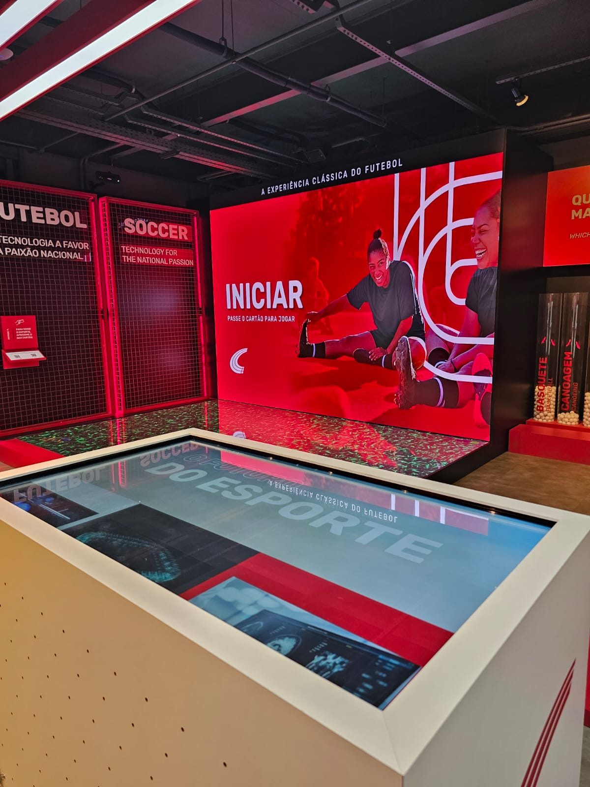 Mesa interativa Soccer Cards no Museu do Esporte