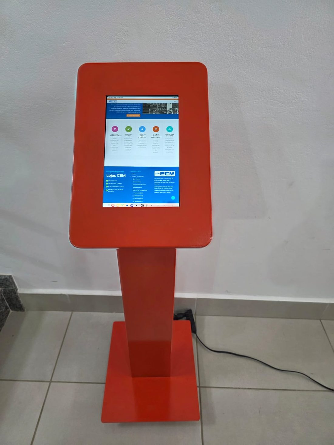 Porta tablet vermelho Lojas CEM